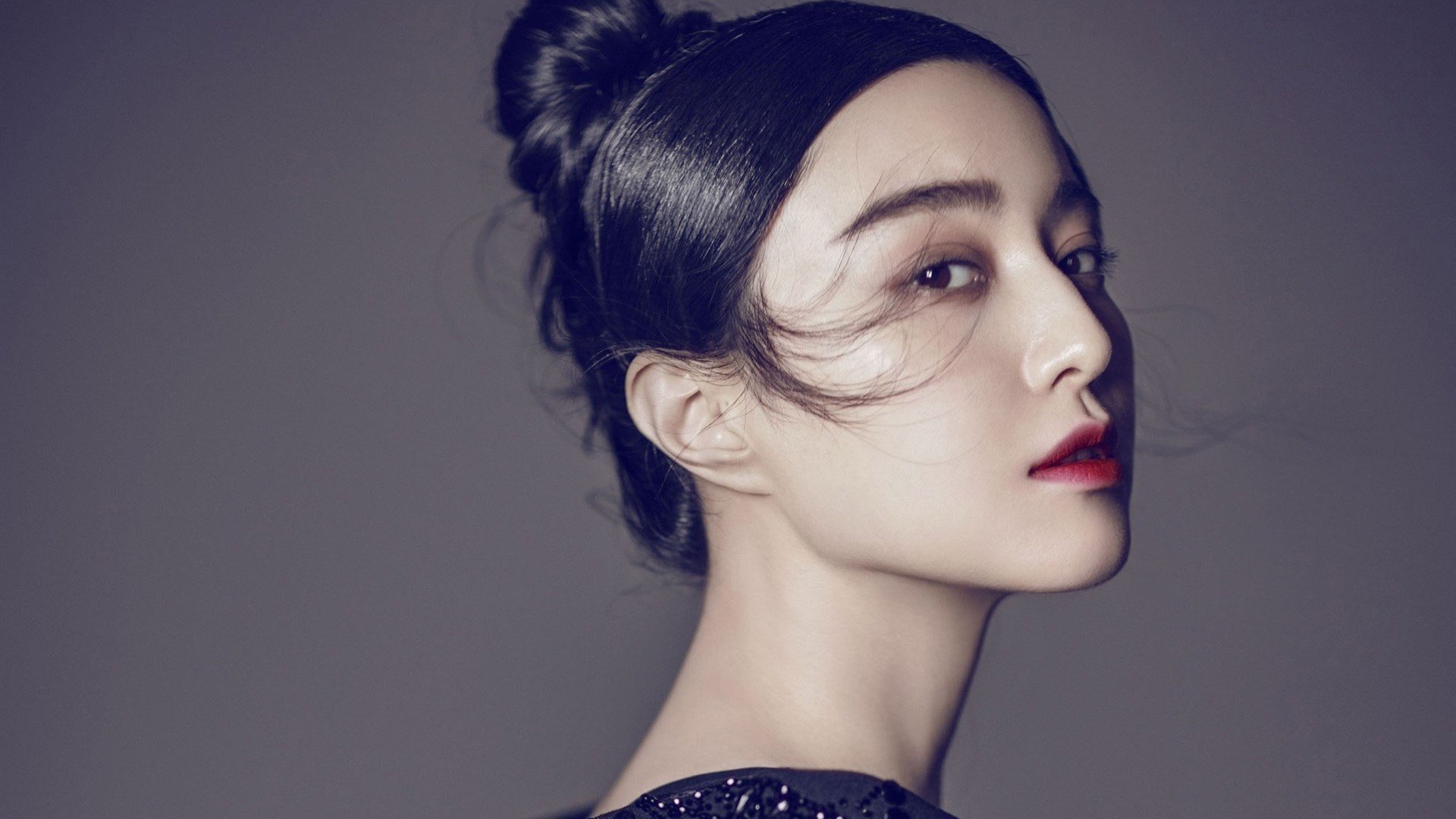 摩洛哥骑手法赫德·阿尔·哈桑在2024年巴黎奥运会三项赛中以“Valor”马匹获得第25名,展现坚韧精神。