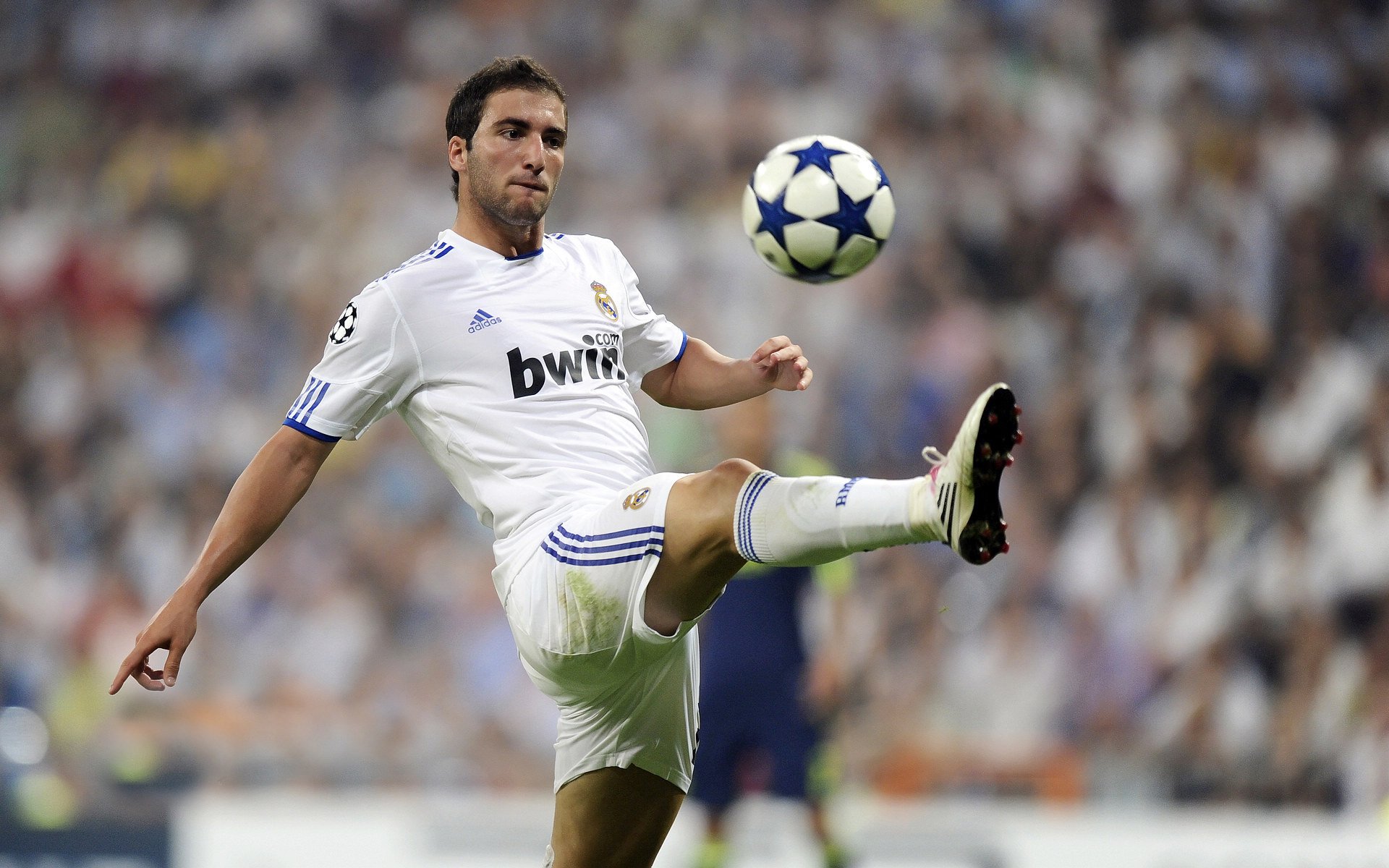 热血拼搏:双方拼尽全力,场上情绪高涨,热血拼搏的文案