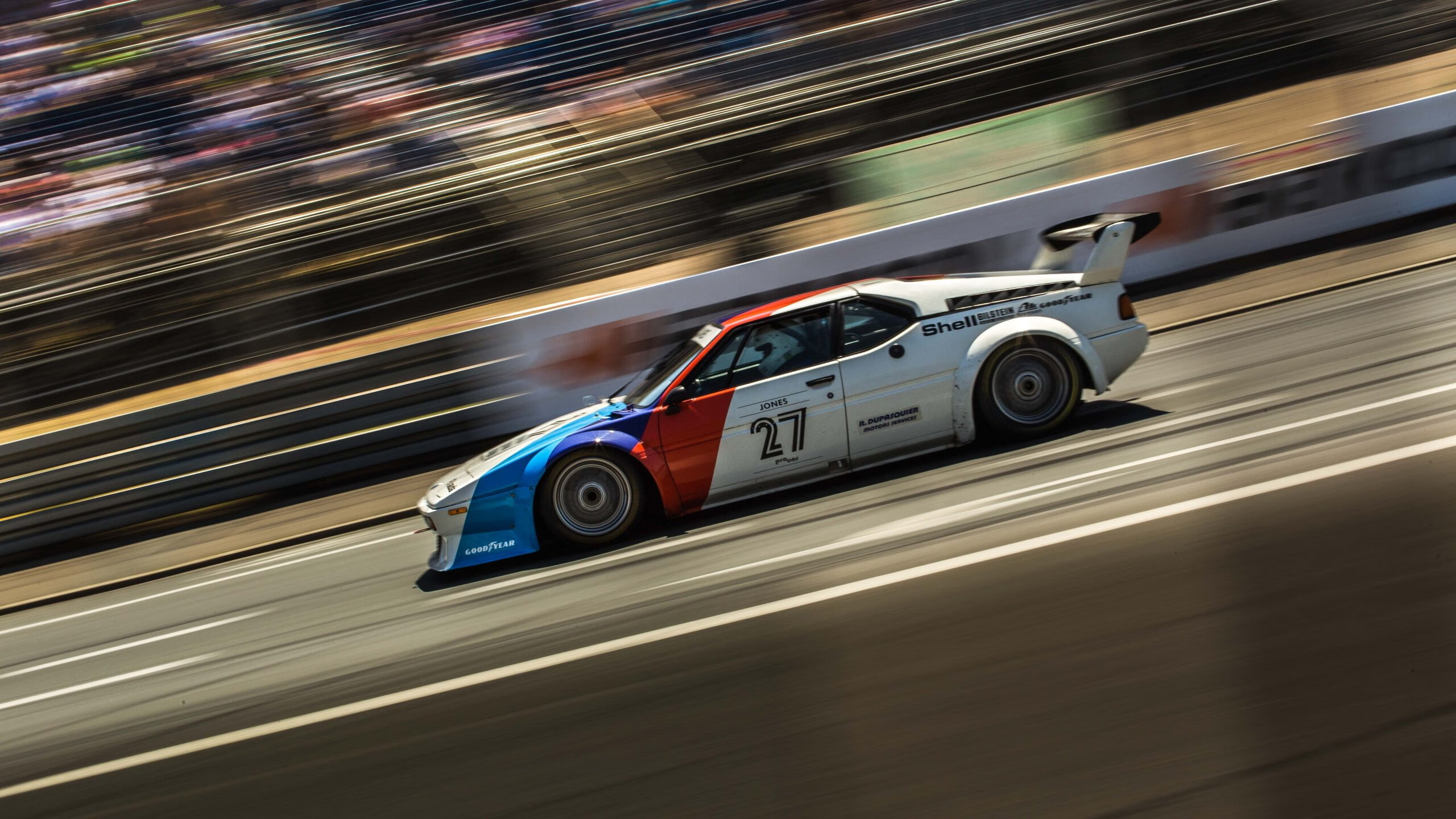 热血拼搏:双方拼尽全力,场上情绪高涨,热血拼搏的文案