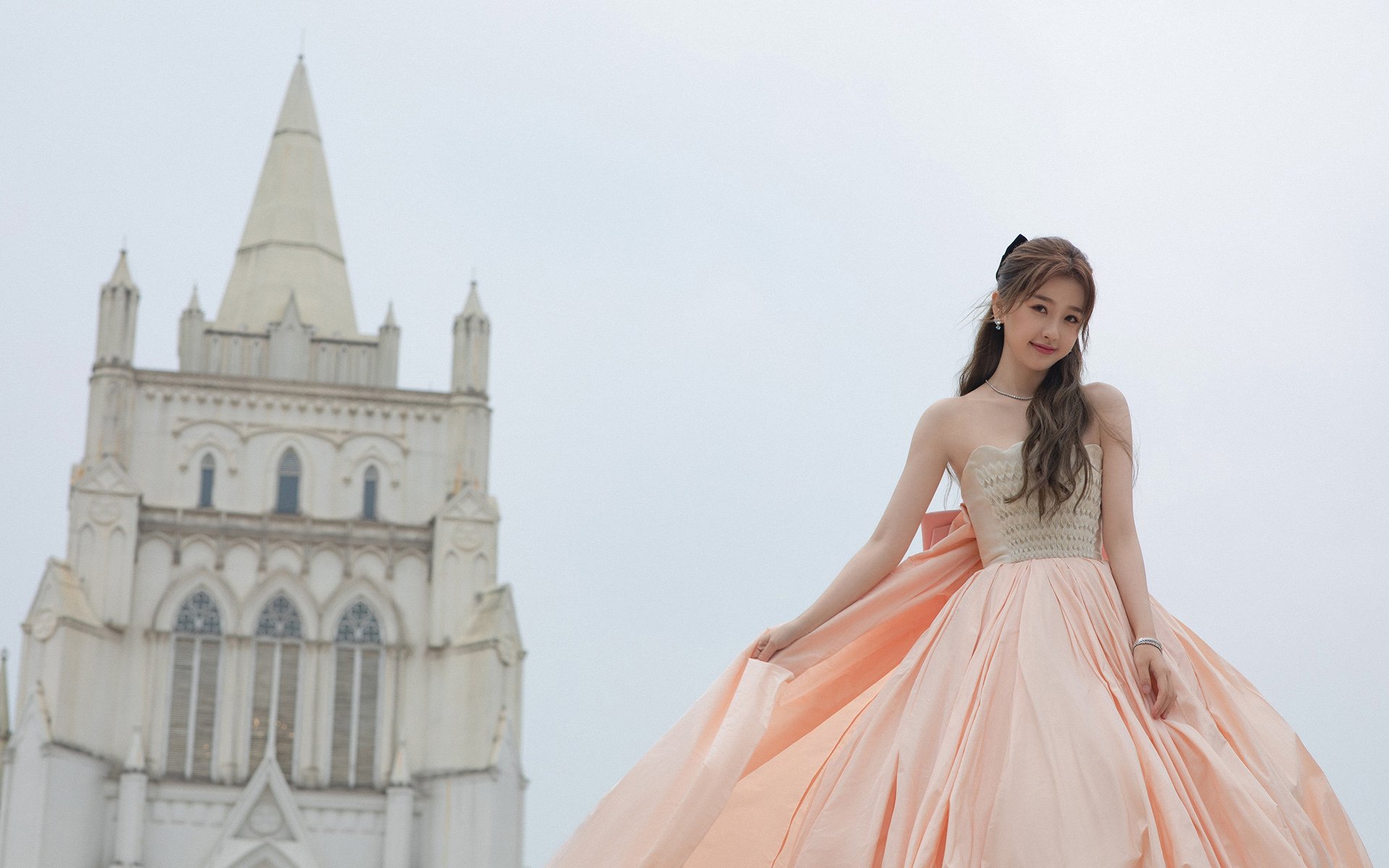 西班牙球队与日本球队在联赛中交手,激烈对抗,西班牙对日本男足